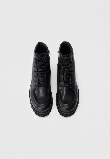 Ботинки на шнуровке