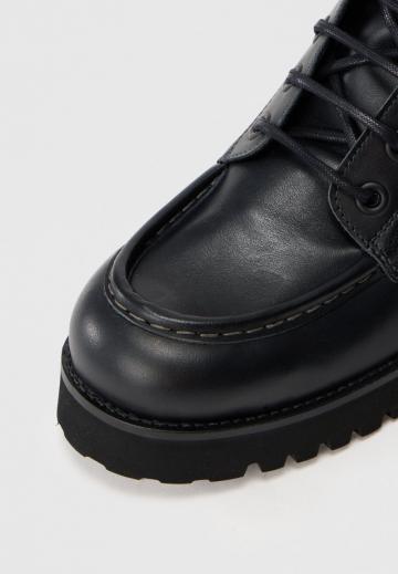 Ботинки на шнуровке