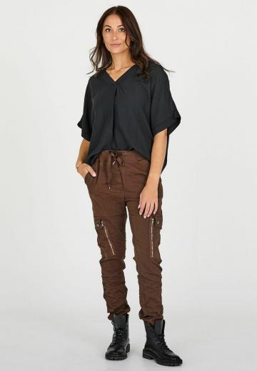 Брюки с накладными карманами