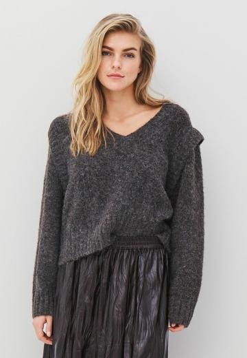 Пуловер с вырезом V