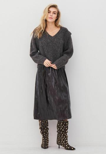 Пуловер с вырезом V