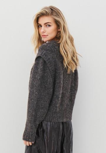 Пуловер с вырезом V