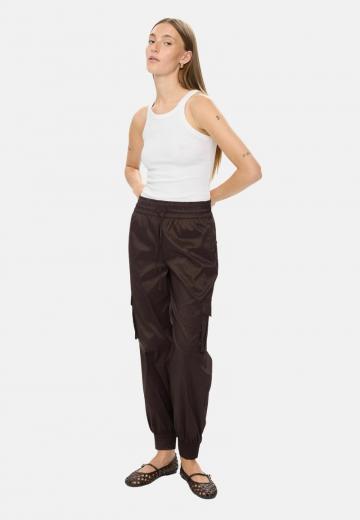 Брюки с накладными карманами