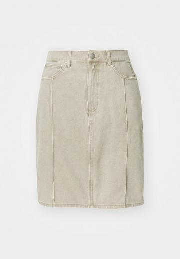 Юбка с накладными карманами