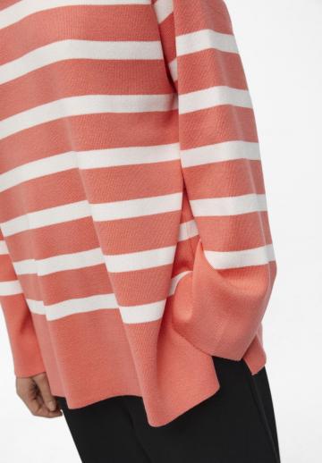 Пуловер в полоску