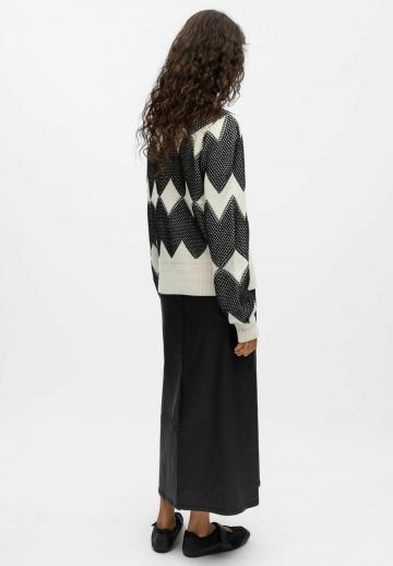 Пуловер в полоску