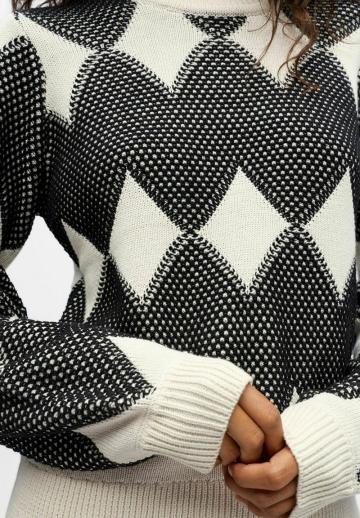 Пуловер в полоску