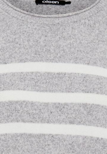 Пуловер в полоску