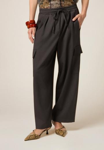 Брюки с накладными карманами
