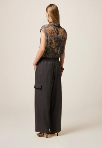 Брюки с накладными карманами