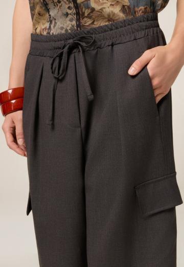 Брюки с накладными карманами