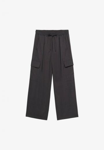 Брюки с накладными карманами