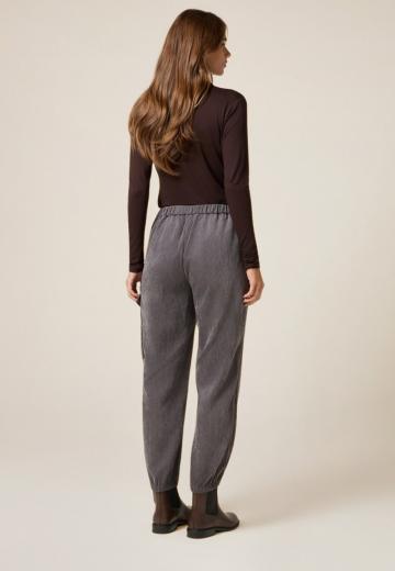 Брюки с накладными карманами