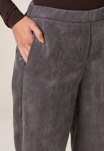 Брюки с накладными карманами