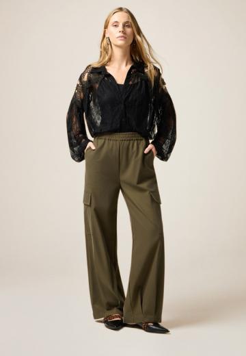 Брюки с накладными карманами