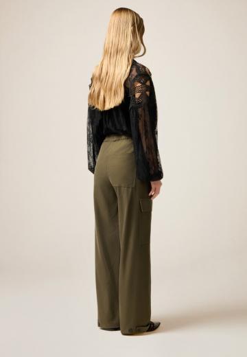 Брюки с накладными карманами