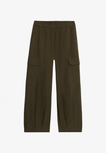 Брюки с накладными карманами