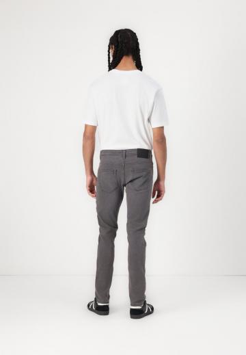 Узкие джинсы