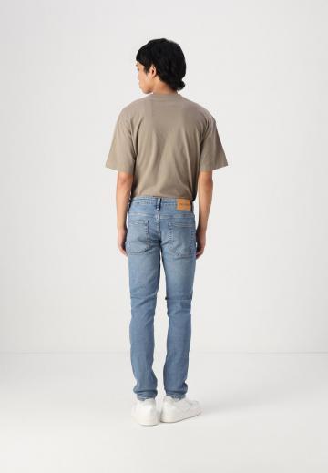 Узкие джинсы