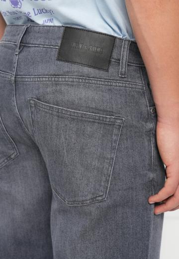 Прямые джинсы