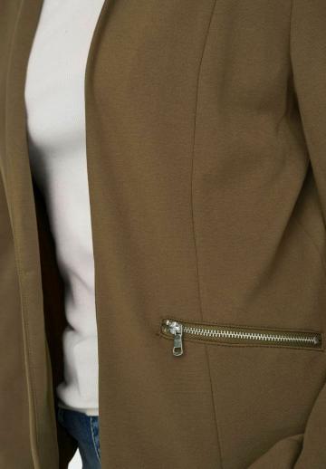 Блейзер с накладными карманами