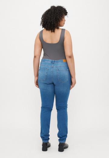 Узкие джинсы