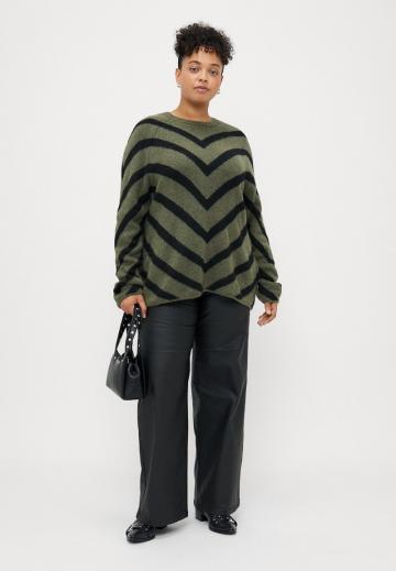 Пуловер в полоску