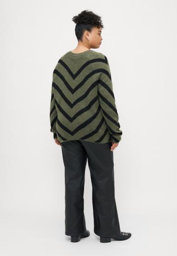 Пуловер в полоску