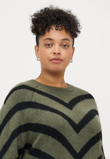 Пуловер в полоску