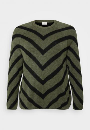 Пуловер в полоску