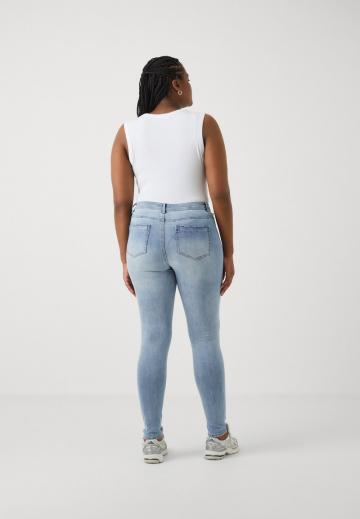 Узкие джинсы