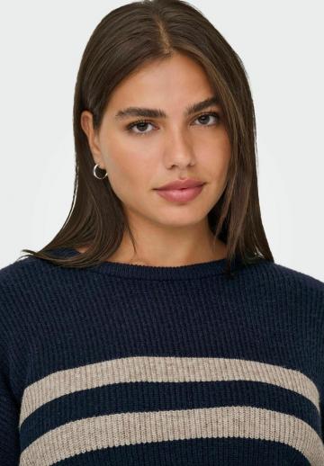 Пуловер в полоску