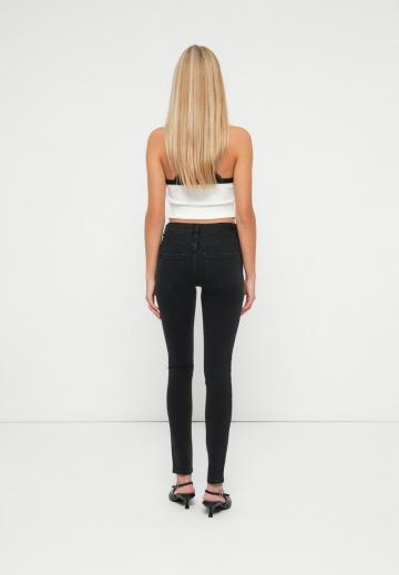 Узкие джинсы