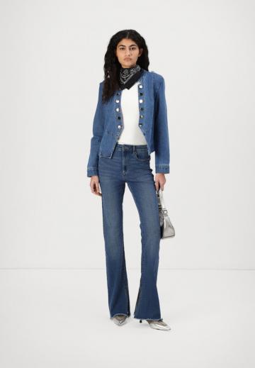 Блейзер с накладными карманами