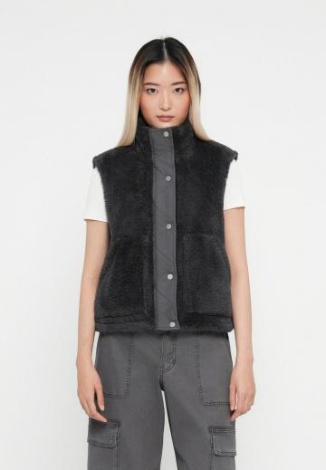 Пуховой жилет