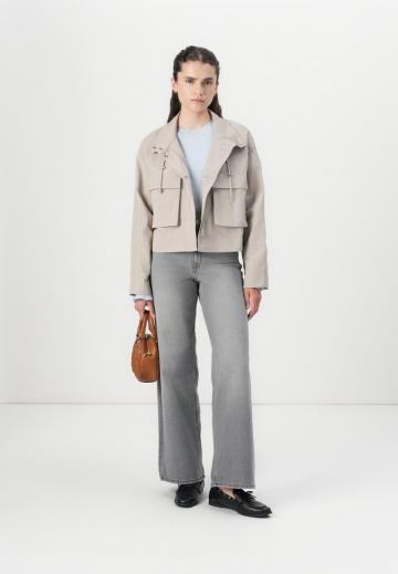 Куртка с накладнымит карманами