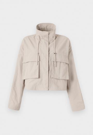 Куртка с накладнымит карманами