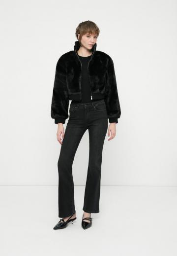 Клешеные джинсы