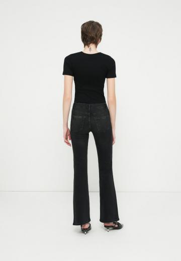 Клешеные джинсы