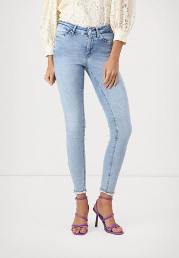 Узкие джинсы