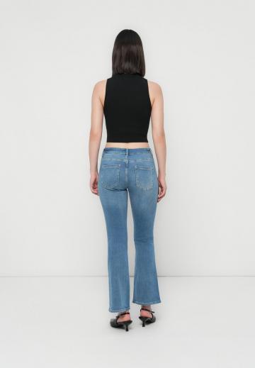 Клешеные джинсы