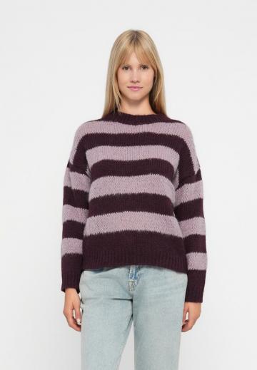 Пуловер в полоску