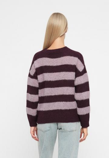 Пуловер в полоску