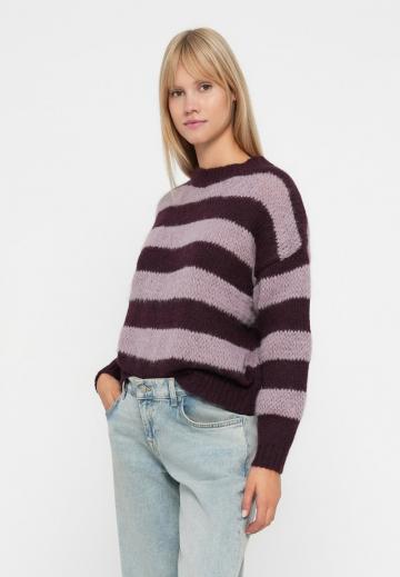 Пуловер в полоску