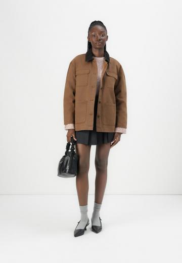 Куртка с накладнымит карманами