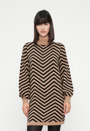 Вязаное платье