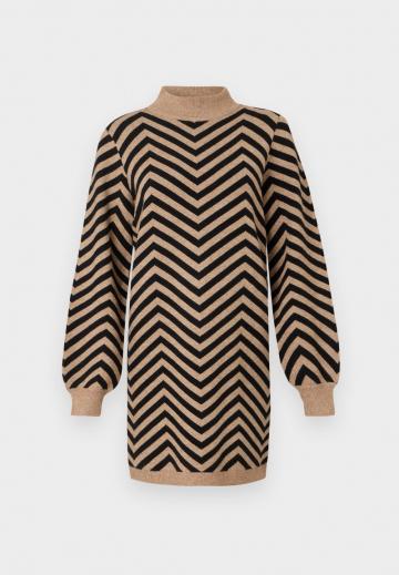 Вязаное платье