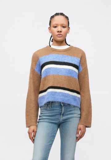 Пуловер в полоску