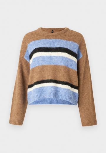Пуловер в полоску