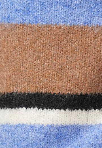 Пуловер в полоску